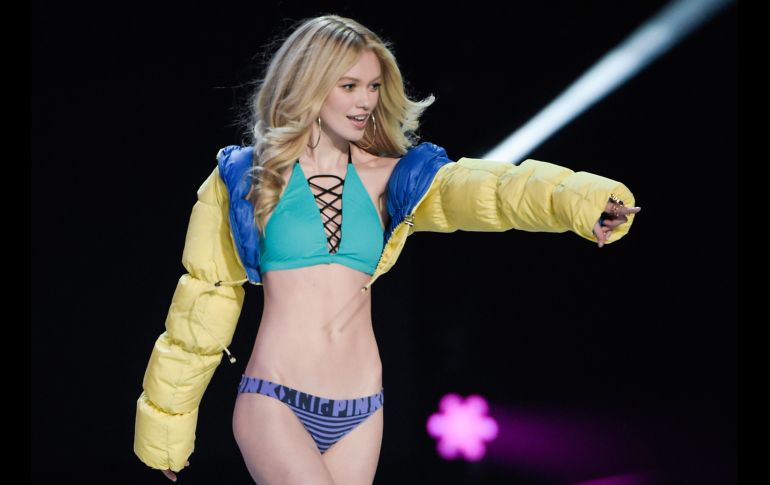 Divertida y relajada, así lució Maggie Laine con su cómodo atuendo en la pasarela. AFP / F. Dufour