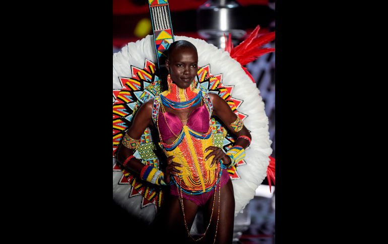 Grace Bol, de Sudán del Sur, presentó una creación con mucho color. AFP / F. Dufour