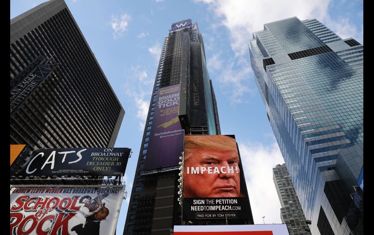 En pleno corazón de Times Square, se colocó un anuncio espectacular para recabar firmas y exigir el cese de Donald Trump. AFP / S. Platt