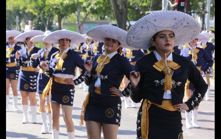 Mujeres vestidas con el traje tradicional de charro participaron en el desfile civico militar del aniversario de la Revolución Mexicana en avenida Chapultepec de Guadalajara. EL INFORMADOR / G. Gallo