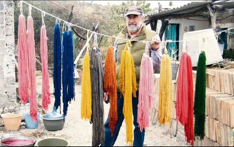 Raúl Pontón Zúñiga. Experto en entintar telas con métodos naturales. ESPECIAL