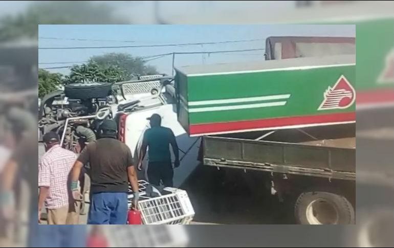 El vehículo pesado colisionó con dos vehículos que cargaban combustible en esa estación de servicio. YOUTUBE / Notivideo