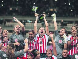 Celebración. Jugadoras del Rebaño estallan en júbilo mientras Norma Palafox alza el trofeo que las acredita como las primeras campeonas. EL INFORMADOR/F. Atilano