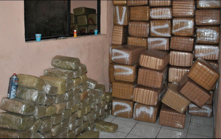 También se decomisaron más de cinco mil envoltorios de cocaína en piedra y mil 200 paquetes de cristal. NTX/ ARCHIVO