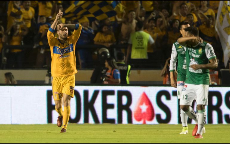 Andre Gignac celebra un gol durante el partido de vuelta de cuartos de final del Torneo Apertura 2017. EFE / M. Sierra