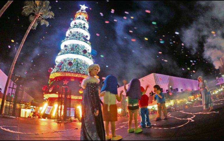 Pletórico. Miles de tapatíos apreciaron el encendido de este tradicional árbol navideño. EL INFORMADOR/A. Camacho