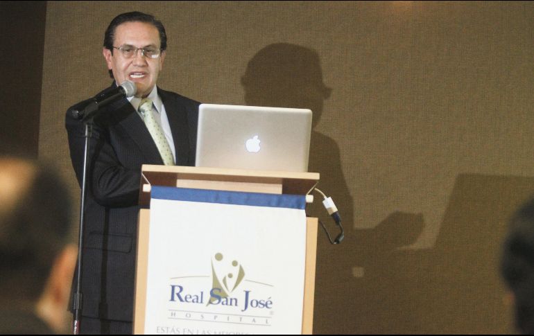 El especialista Jorge González Sánchez explicó que se apuesta por cirugías con mínima invasión a través de un navegador quirúrgico. EL INFORMADOR/A. Camacho