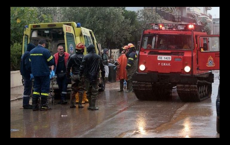 Las fuertes lluvias convirtieron calles y carreteras en potentes torrentes, aplastaron coches contra viviendas y anegaron multitud de edificios. EFE/P. Saitas