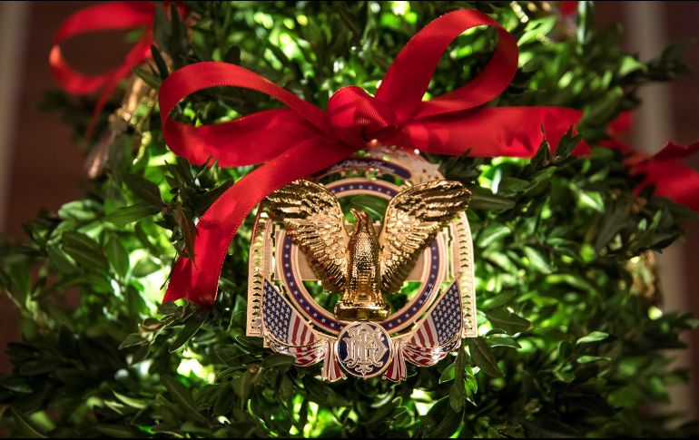 El árbol de navidad presenta aderezos hechos de azúcar con el sello de cada uno de los 50 estados del país. EFE / J. Lo Scalzo
