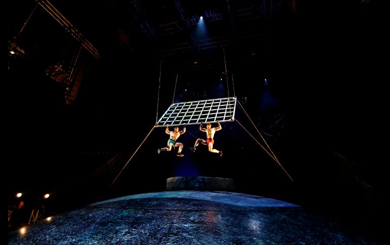 Acróbatas del Cirque Du Soleil ensayan previo a la presentación de su espectáculo 