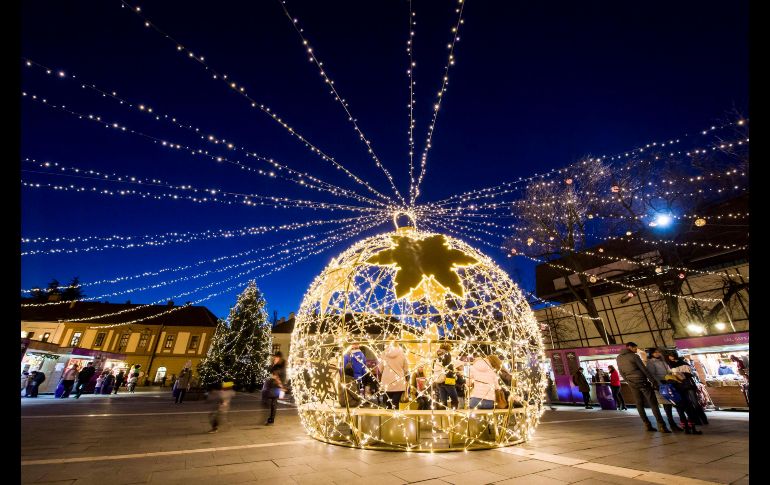 Decoración navideña en la plaza Dobo en Eger, Hungría. EFE/P. Komka