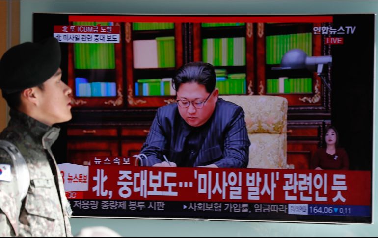 Surcoreanos ven un reportaje televisivo en vivo que muestra el anuncio especial de Corea del Norte de que ha probado con éxito un misil balístico intercontinental. EFE/K. Lee-Chul