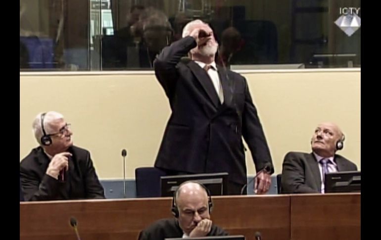 El ex general croata Slobodan Praljak toma veneno durante su juicio en la Corte Criminal Internacional en La Haya. Praljak murió tras ingerirlo y luego de que un juez ratificó su sentencia a 20 años de cárcel por crímenes de guerra en Bosnia. AFP/ ICTY