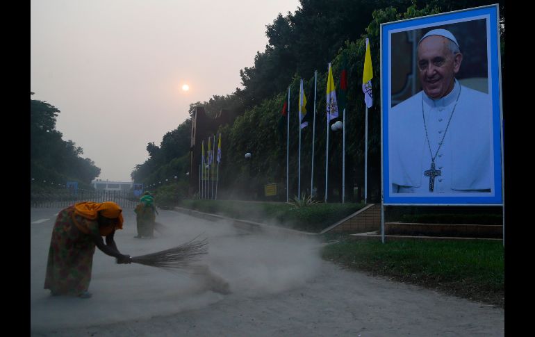 Un retrato del Papa Francisco se ve en Dacca, Bangladesh. El pontífice visitará el país el jueves, tras concluir su viaje en Birmania. AP/A. Rahi