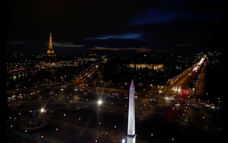 Los Campos Elíseos (d) con el Arco del Triunfo se iluminan por las luces para la temporada navideña en París. AP/F. Mori
