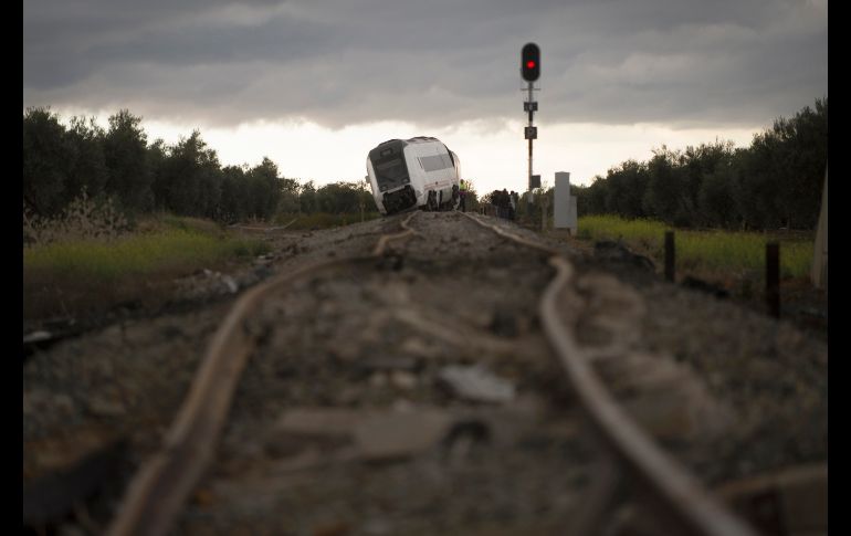 Un tren de la compañía Renfe se ve en Arahal, España, luego de un descarrilamiento por las lluvias que dejó 35 personas lesionadas. AFP/J. Guerrero