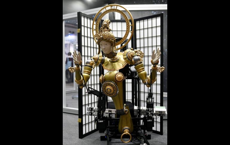 El robot Kuroko, de la compañía Muscle, hace una demostración en la Feria Internacional de la Robótica en Tokio. Más de 600 compañías y organizaciones presentarán sus novedades hasta el 2 de diciembre. EFE/ F. Robichon