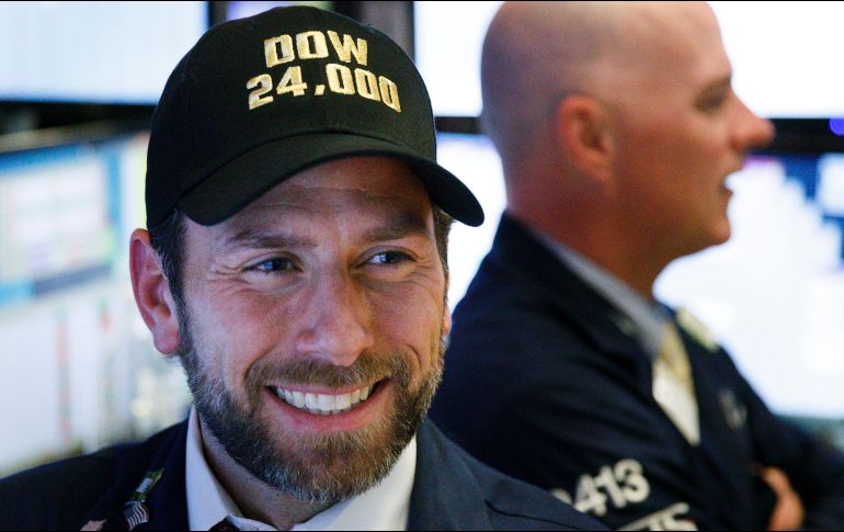 Un operador de la Bolsa de Valores de Nueva York reacciona con una sonrisa al final de la jornada bursátil positiva. EFE / J. Lane