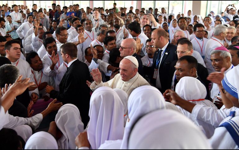 El Pontífice visita un hogar en Dacca fundado por la Madre Teresa para huérfanos, madres solteras y ancianos indigentes. EFE / E. Ferrari