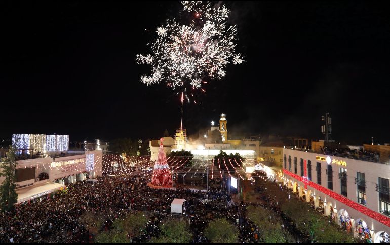 Tras una cuenta regresiva, se encendieron las luces del árbol, también los farolillos decorativos de la plaza. EFE/ ARCHIVO