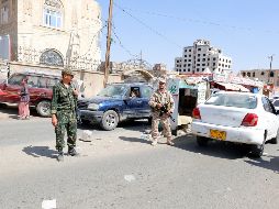 Un rebelde hutí hace guardia en un retén durante de las tensiones entre rebeldes hutíes y fuerzas leales al ex presidente yemení Ali Abdalá Saleh, en Saná. EFE/Y. Arhab