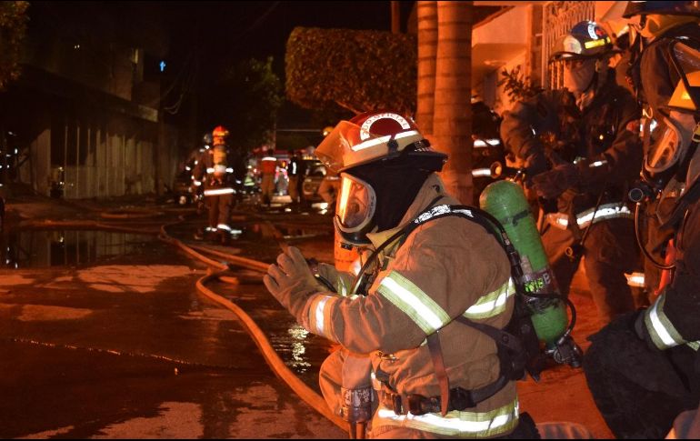 Por más de 10 horas, 50 bomberos han trabajado para apagar las llamas que consumieron el edificio. ESPECIAL/ Bomberos Guadalajara