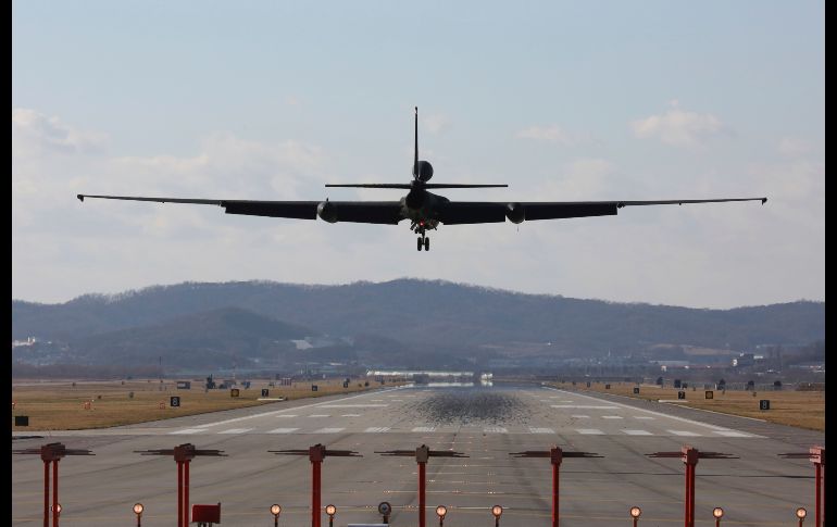 Un avión espía U-2s de la Fuerza Aérea de Estados Unidos se prepara para despegar de la base de Pyeongtaek, en Corea del Sur.
