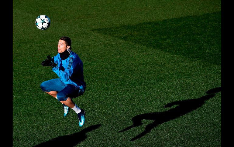 El delantero Cristiano Ronaldo del Real Madrid entrena en Madrid, un día antes del partido de su equipo ante el Borussia Dortmund. AFP/P. Marcou