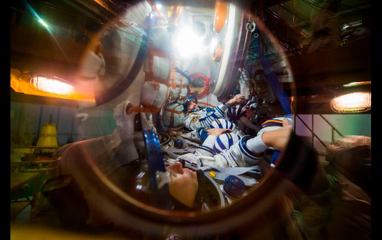 ntegrantes de expedición 54/55 a la Estación Espacial Internacional, Scott Tingle (atrás), Anton Shkaplerov (c) y Norishige Kanai (frente) realizan un ejercicio de preparación en Baikonur, Kazajistán, antes del lanzamiento el 17 de diciembre. AFP