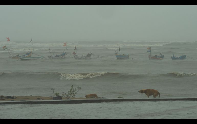 Un mar picado se observa en una playa popular en Bombai, India, debido a los efectos del ciclón 