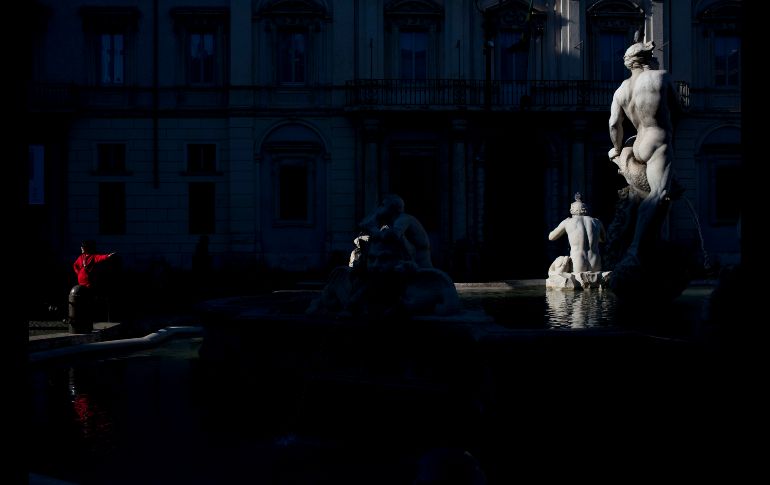 Una mujer posa para una foto frente a la fuente del Moro, del año 1575, en la Piazza Navona de Roma, Italia. AP/A. Tarantino