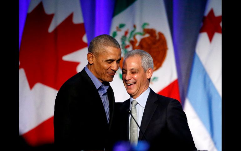 Barack Obama, ex presidente de Estados Unidos, se ríe con el alcalde de Chicago Rahm Emanuel,  en una cumbre de cambio climático en Chicago.