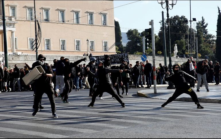 Las autoridades dijeron que algunos jóvenes lanzaron piedras y cócteles Molotov a policías y prendieron fuego a un auto estacionado. EFE / A. Vlachos