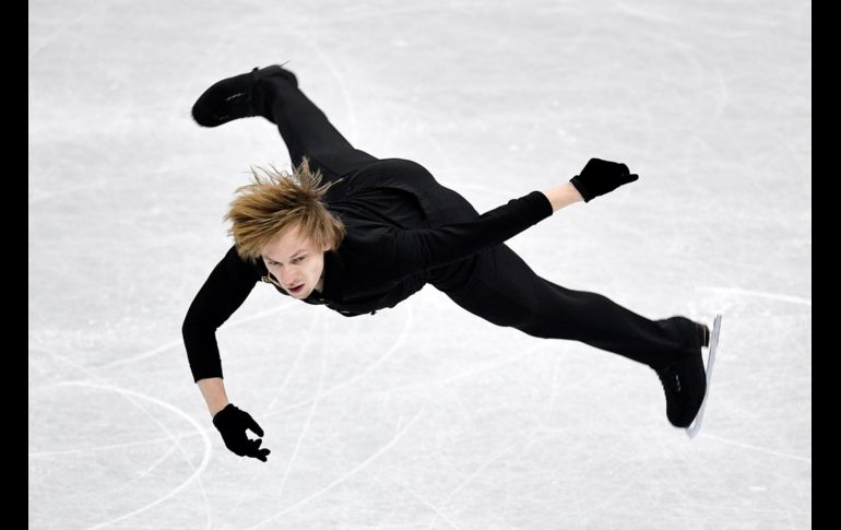 El patinador ruso Sergei Voronov parece flotar en el aire al participar en el programa libre de la final del Grand Prix, en Nagoya, Japón. EFE / F. Robichon