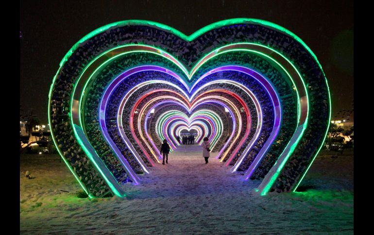 Paseantes acuden a visitar los callejones iluminados para las fiestas decembrinas en el Centro de Grozny, la capital de Chechenia, Rusia. AP / M. Sadulayev