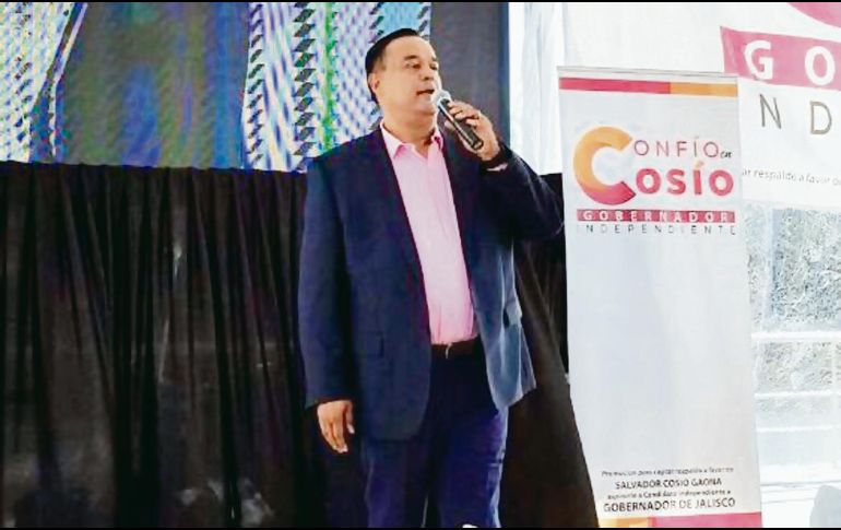 Día uno. El aspirante a candidato independiente, Salvador Cosío, logró recabar unas 700 firmas. ESPECIAL