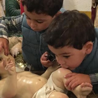 Bibi Gaytán comparte tierna foto navideña de sus mellizos