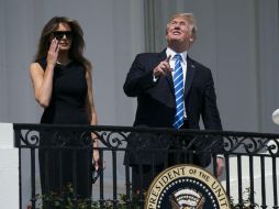 El presidente Donald Trump observa el eclipe solar desde el balcón de la Casa Blanca. EFE / S. Thew