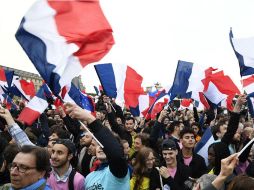 Frente a la pirámide del Museo Louvre, cientos de franceses se reunieron para festejar el ascenso de Macron. AFP / E. Feferberg