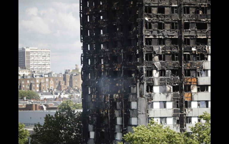 Las autoridades examinaron los revestimientos de todos los edificios altos del país luego del incendio. AP / ARCHIVO