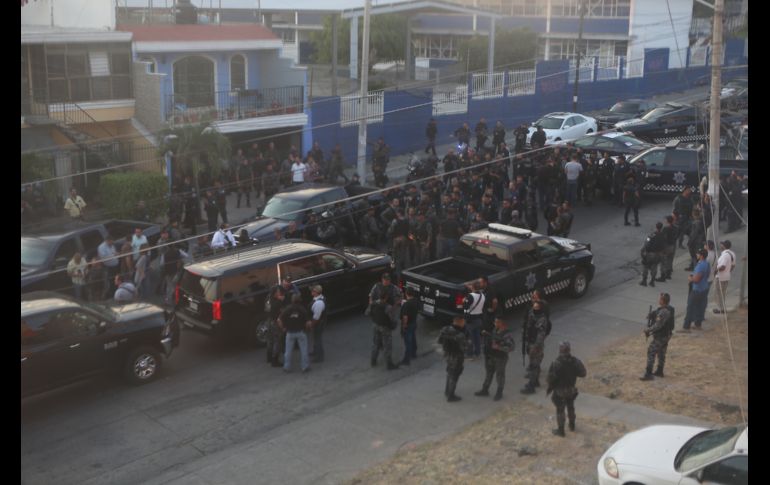 Tras la revisión de un sospechoso en motocicleta por parte de cuatro policías de Guadalajara vestidos de civil, llegaron elementos de la Fiscalía General que recibieron un reporte la presencia de personas sospechosas y detuvieron a los municipales. EL INFORMADOR/G. Gallo