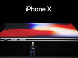 Tim Cook presenta el iPhone que celebra el décimo aniversario de su lanzamiento. AP / M. Sánchez