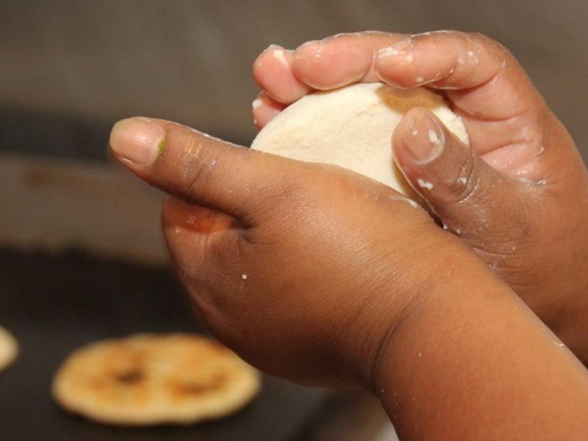 Tortilla hecha a mano en comal resurge con fuerza en gusto del mexicano