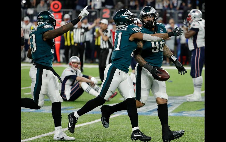 Derek Barnett (d) festeja tras recuperar un fumble.