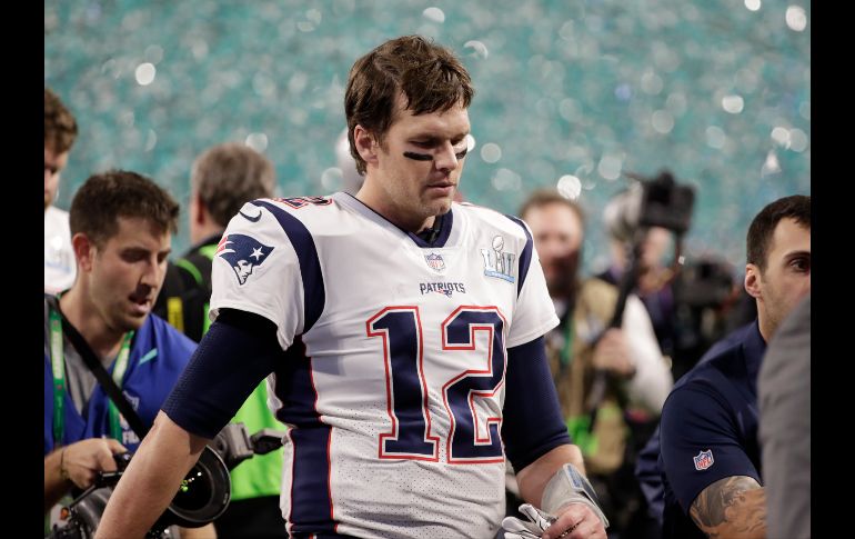 Tom Brady sale del campo de juego tras la derrota.