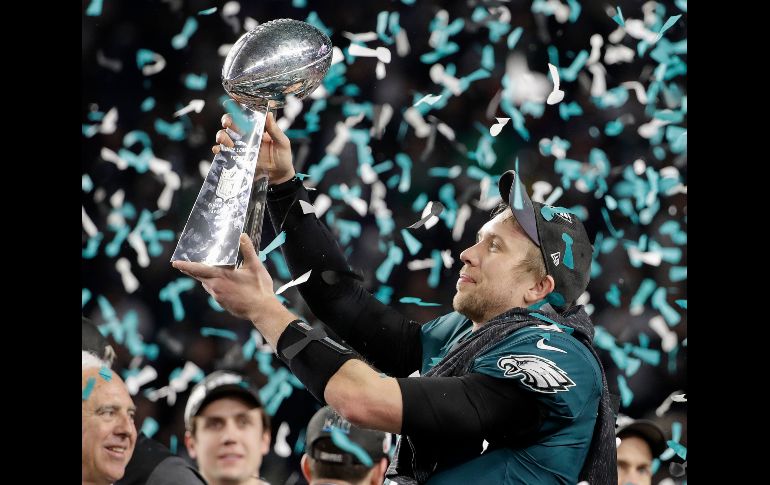 Foles levanta el trofeo Vince Lombardi.