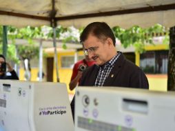 Bravo Padilla compartió en redes sociales el momento en el que acudió a votar en la consulta ciudadana sobre la ciclovía. TWITTER / @tonatiuhbp