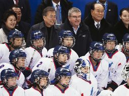 Después de su derrota 8-0 ante Suiza, las jugadoras de hockey del equipo de Corea unificada acudieron con los jerarcas de sus países, que fueron testigos del juego. AP/J. C. Hong