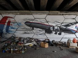 Un hombre descansa junto a un mural del vuelo desaparecido de Malaysia Airlines en Shah Alam, a las afueras de Kuala Lumpur. EFE/ARCHIVO