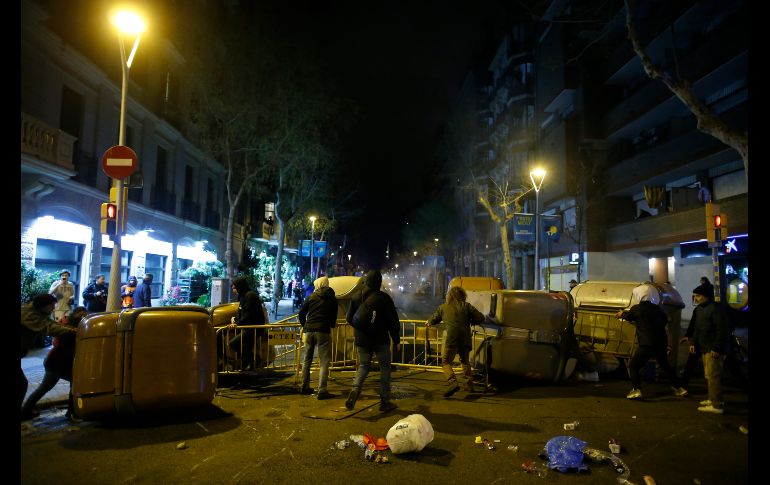 Manifestantes arman una barricada.